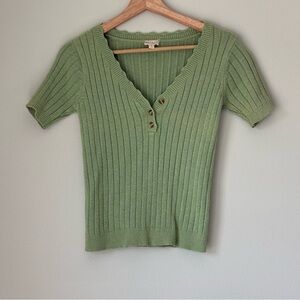 Green Ribbed Hem&Thread Short Sleeve Top with Button Detail  Size: Small  Measur